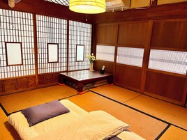 4 bedrooms, laptop workspace, iron/ironing board, free WiFi