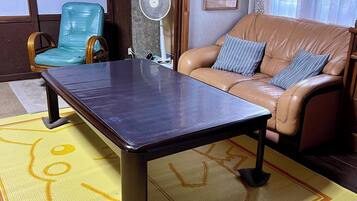 Nhà kiểu Nhật, 2 phòng ngủ, bếp nhỏ, khu vực vườn (Private,Max 20 guests,Non Smoking) | Khu phòng khách | TV màn hình phẳng, đầu đĩa DVD