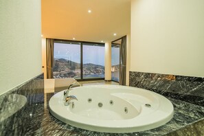 Combined shower/bathtub, hair dryer, towels, toilet paper - Villa Unlimited Duo, luxury 6 bedroom villa (Antalya)