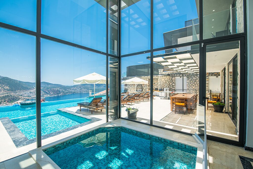 Innendørsbasseng og utendørsbasseng