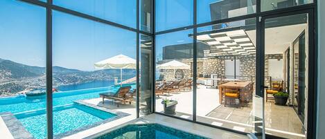 Innendørsbasseng og utendørsbasseng