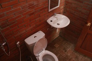 Deluxe kamer | Badkamer | Een douche, pantoffels, handdoeken, zeep