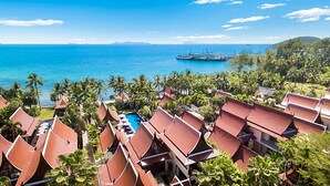 A resort with multiple buildings, a swimming pool, and a view of the ocean. - Baan Samlarn (Koh Samui)