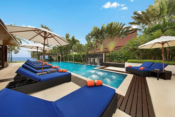 Outdoor pool, pool umbrellas, sun loungers - Baan Samlarn (Koh Samui)