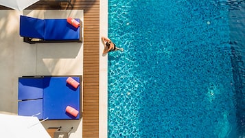 Piscina externa, guarda-sóis, espreguiçadeiras