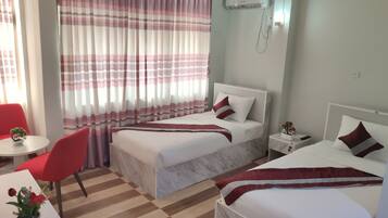 Habitación junior con 1 cama doble o 2 individuales | Cortinas opacas y wifi gratis