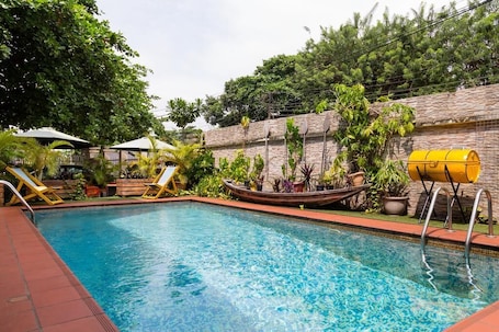 Una piscina al aire libre