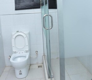 Shower, perlengkapan mandi gratis, handuk, dan sabun