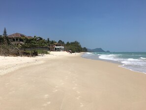 Perto da praia, espreguiçadeiras, toalhas de praia 