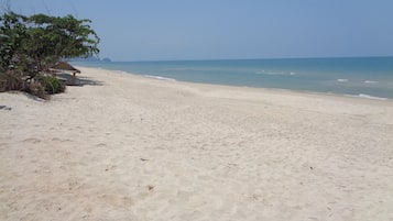 Beach nearby, sun loungers, beach towels