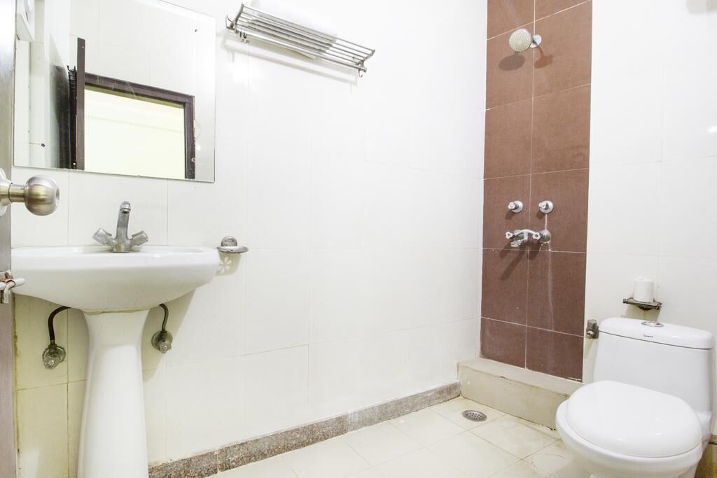 Deluxe Single Room, 2 Bedrooms, Smoking, Slope side | Bathroom | Free toiletries, bathrobes, slippers, electronic bidet