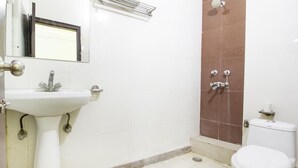Chambre Simple Deluxe, 2 chambres, fumeur, côté piste de ski | Salle de bain