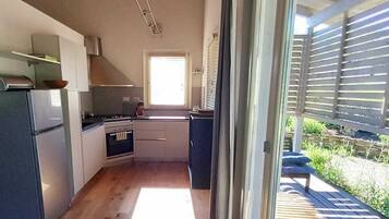 Fridge, oven, stovetop, coffee/tea maker