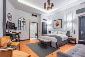 Minibar, caja de seguridad en la habitación y decoración personalizada 