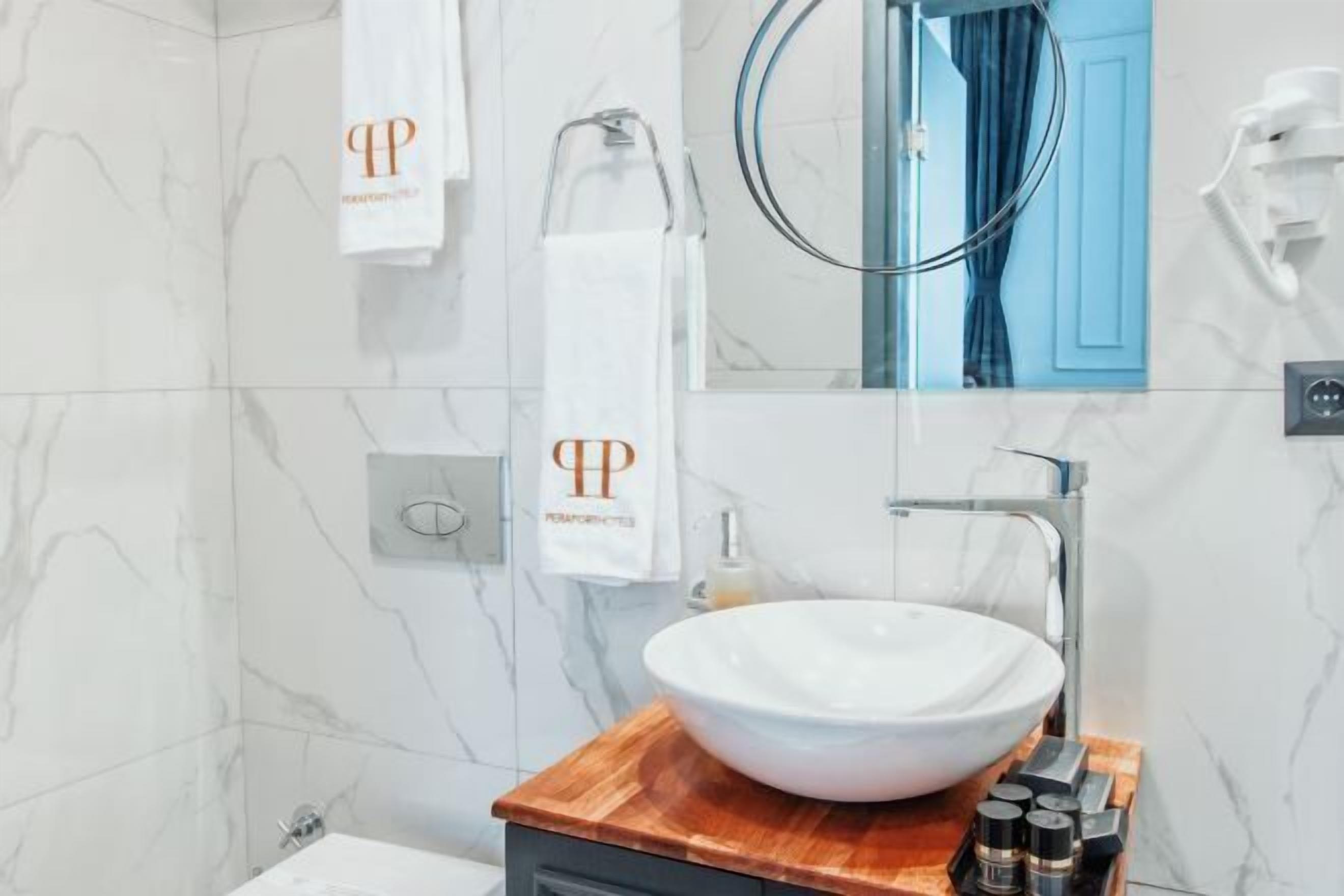 Kostenlose Toilettenartikel, Haartrockner, Hausschuhe, Handtücher