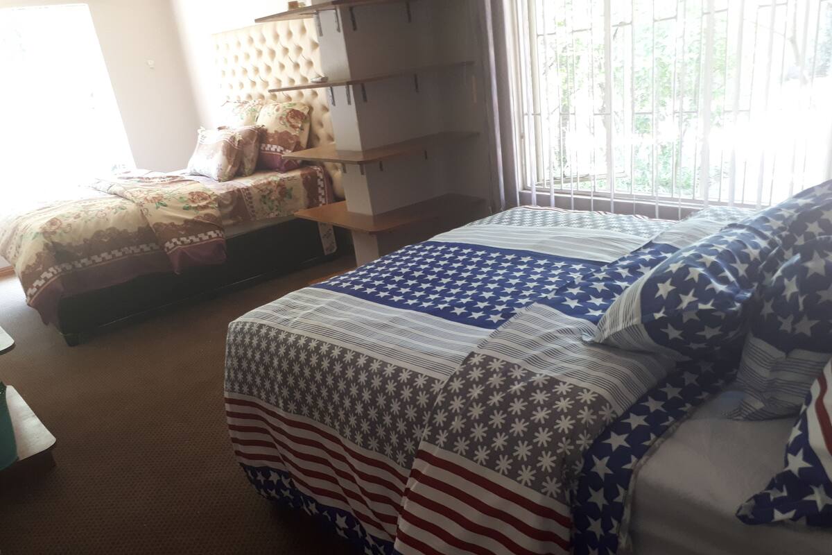 家庭双人房或双床房 (Shared bathroom) | 熨斗/熨板、免费 WiFi、床单