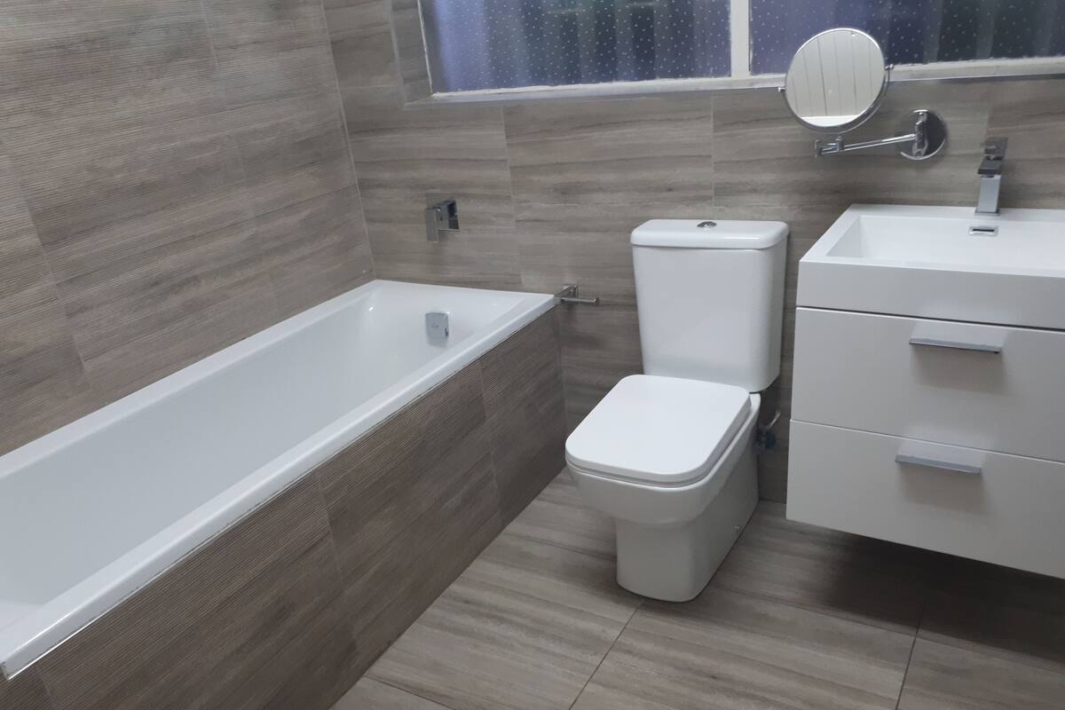 Deluxe-huone (Ensuite bathroom) | Silitysrauta/-lauta, ilmainen Wi-Fi, vuodevaatteet