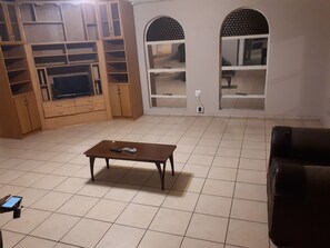 家庭双人房或双床房 (Shared bathroom) | 熨斗/熨板、免费 WiFi、床单