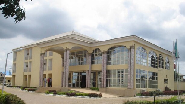 A building with a symmetrical facade, large windows, and a central entrance. - Elim Top Suites (Jos)