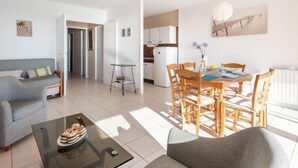 Un apartamento moderno con sala de estar, comedor y cocina.