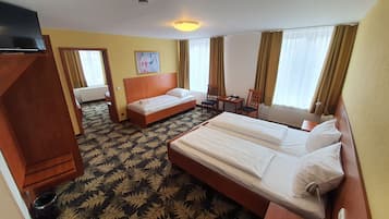 Camera familiare | Biancheria da letto di alta qualità, una scrivania, tende oscuranti