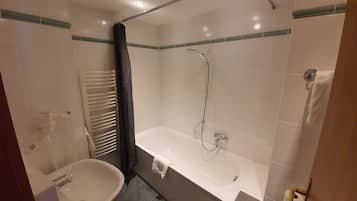 Standard Double Room | Bathroom | Shower, free toiletries, hair dryer, towels