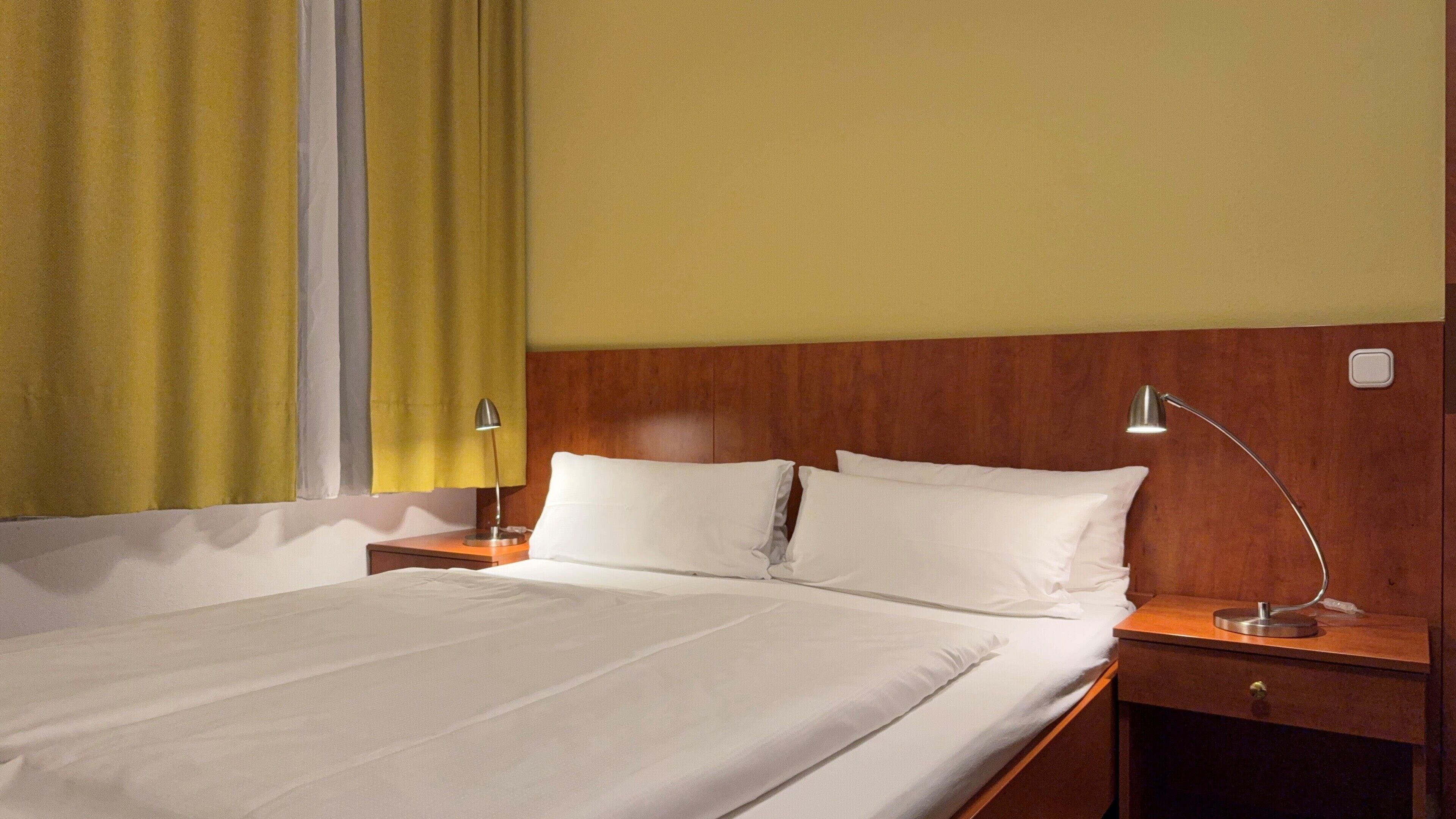 Ropa de cama de alta calidad, escritorio y cortinas blackout 