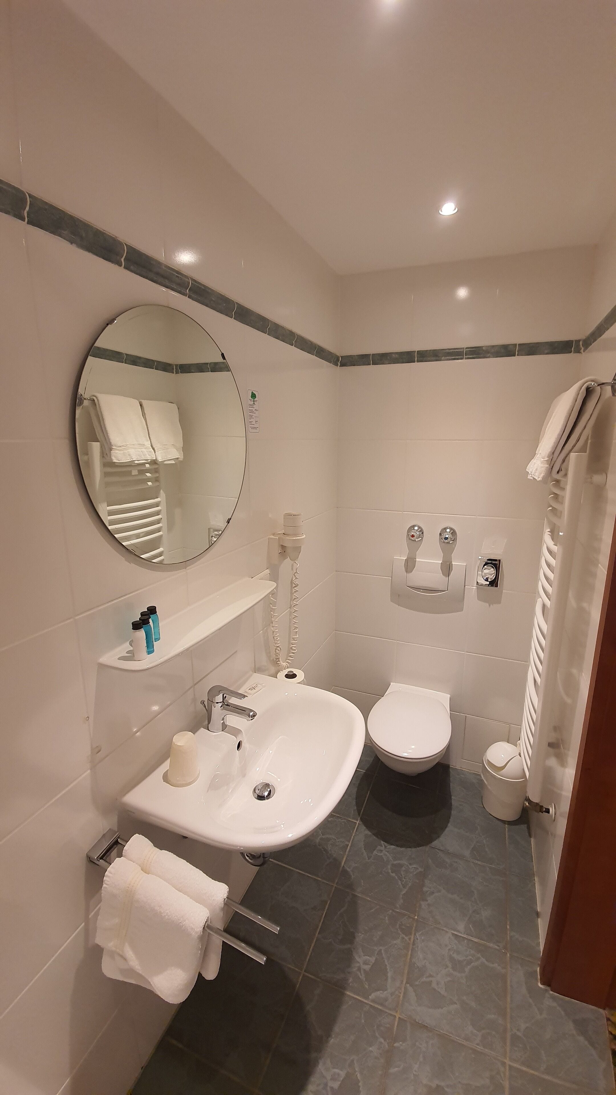 Ducha, artículos de tocador gratuitos, secador de pelo, toallas