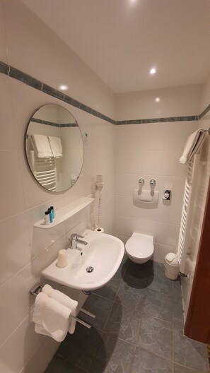 Suihku, ilmaiset hygieniatuotteet, hiustenkuivaaja, pyyhkeet