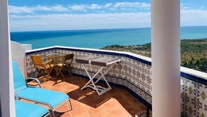 A balcony with a view of the sea, a table with chairs, and a tiled floor. - Appart 4/6 people sea and mountain view, outdoor and inter heated swimming pool (Peniscola)