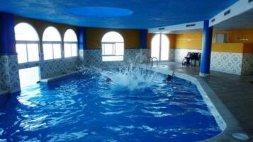 Una piscina cubierta, una piscina al aire libre