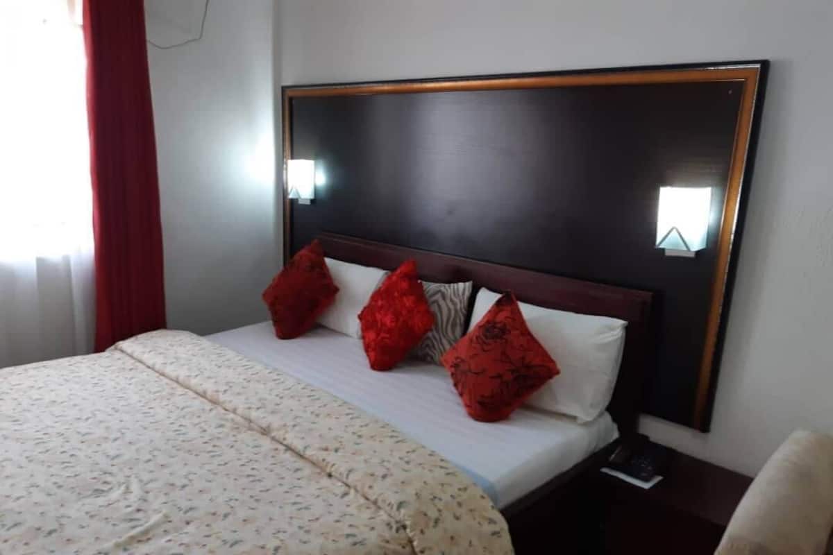 2 bedrooms, minibar, in-room safe, desk