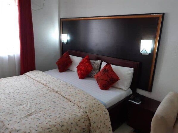 ميني بار وخزنة داخل الغرفة ومكتب ومساحة عمل للكمبيوتر المحمول