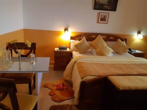 ميني بار وخزنة داخل الغرفة ومكتب ومساحة عمل للكمبيوتر المحمول