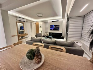 Smart TV, fireplace