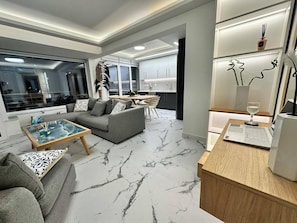 Smart TV, fireplace - POPIS SEA VIEW APARTMENTS ¨MARIRENA 2¨ (Mades Maleviziou, Heraklion, Crete)