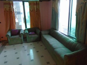 Lobby sitting area - Marina Inn Guest House (Abbottabad)