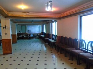 Lobby sitting area - Marina Inn Guest House (Abbottabad)
