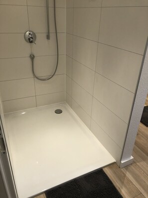 Shower, towels, toilet paper - A "break" in the "Lütte Suite 50" - ideal for couples - (Walsrode)