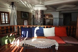 Villa | Wohnzimmer | LCD-Fernseher, Kamin