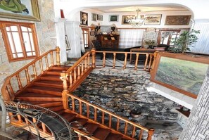 Villa | Wohnbereich | LCD-Fernseher, Kamin