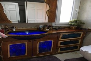 Villa | Salle de bain | Douche, serviettes fournies