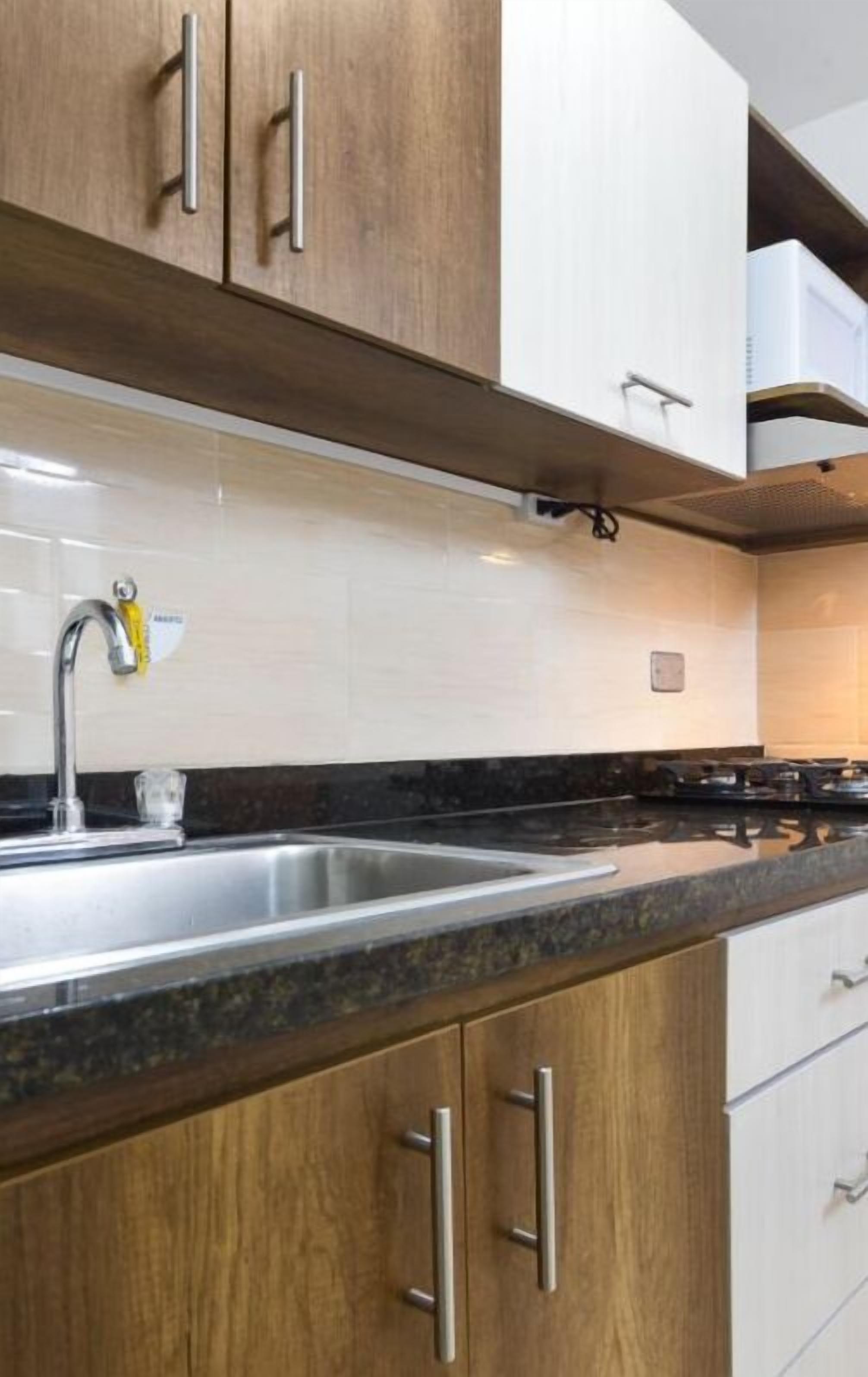 Réfrigérateur, micro-ondes, cafetière/bouilloire, blender