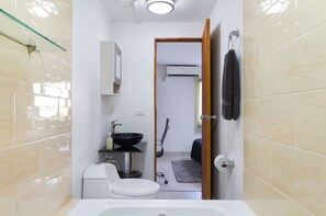 Dusche, Whirlpool, Haartrockner, Handtücher