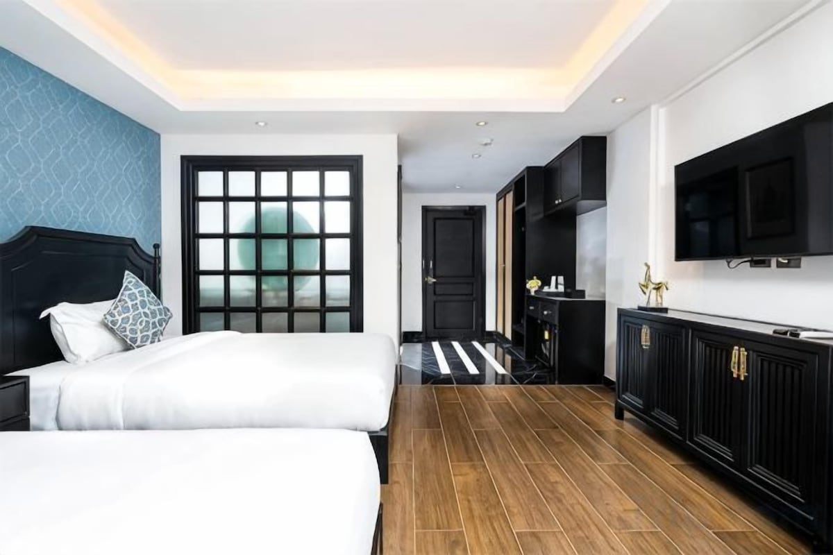 Minibar, soundproofing, WiFi (free), bed sheets