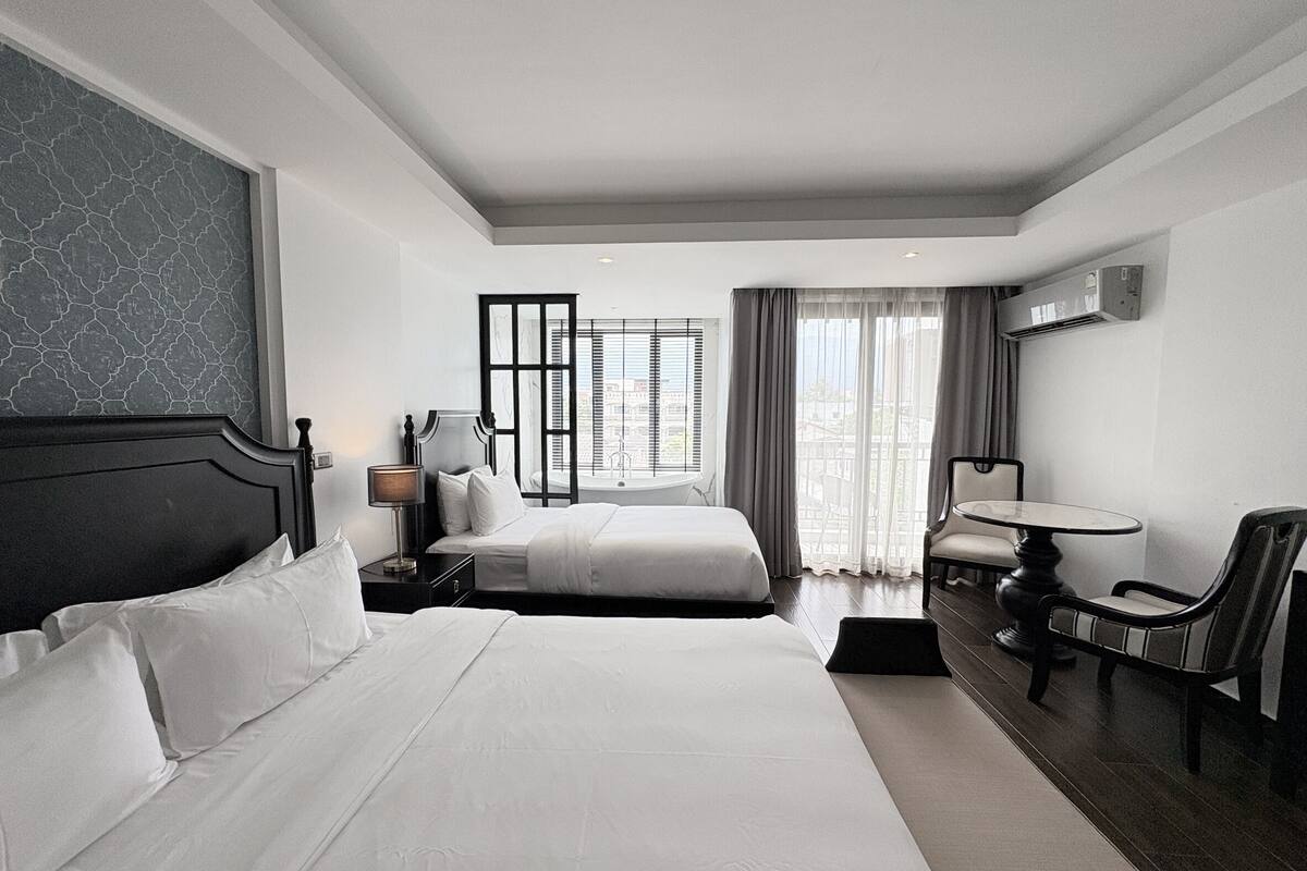 Superior Family Room | Minibar, soundproofing, free WiFi, bed sheets