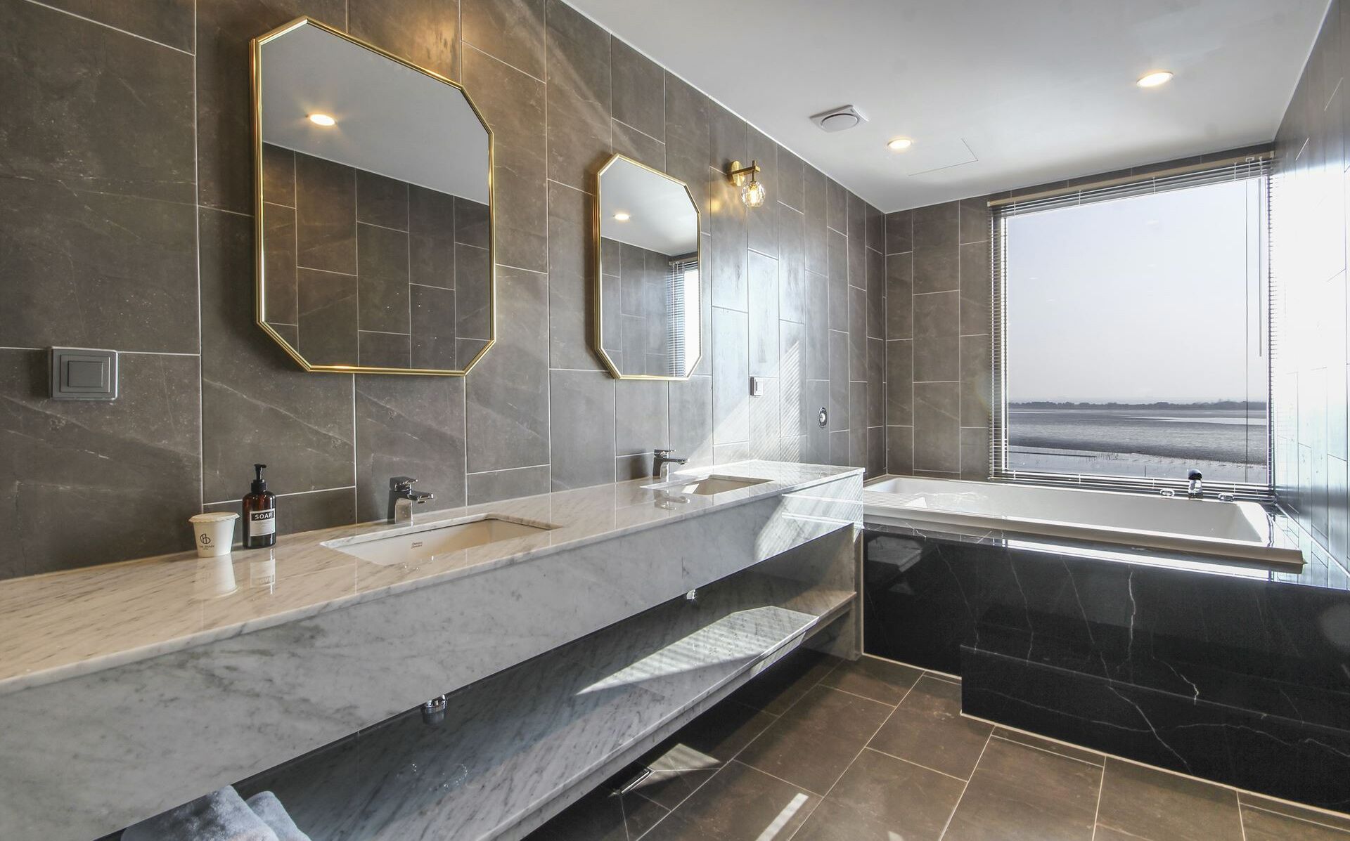 suite, ocean view (breakfast not available on sun) | bathroom | separate bathtub and shower, deep-soaking bathtub, designer toiletries