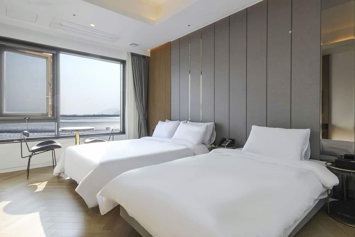 1 bedroom, premium bedding, in-room safe, desk