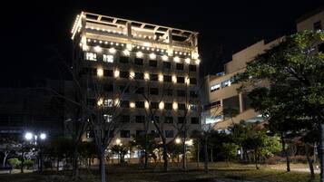 Vista frontal de la propiedad por la tarde o noche