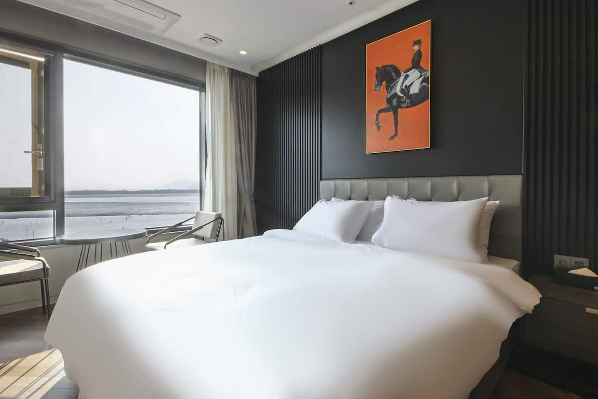 1 bedroom, premium bedding, in-room safe, desk